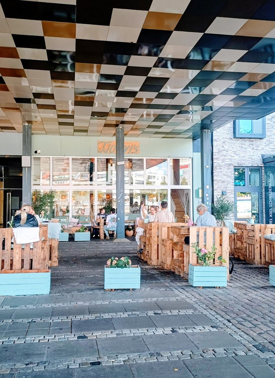 Außenbereich des Tjorvi's Cafés direkt am Kieler Bootshafen