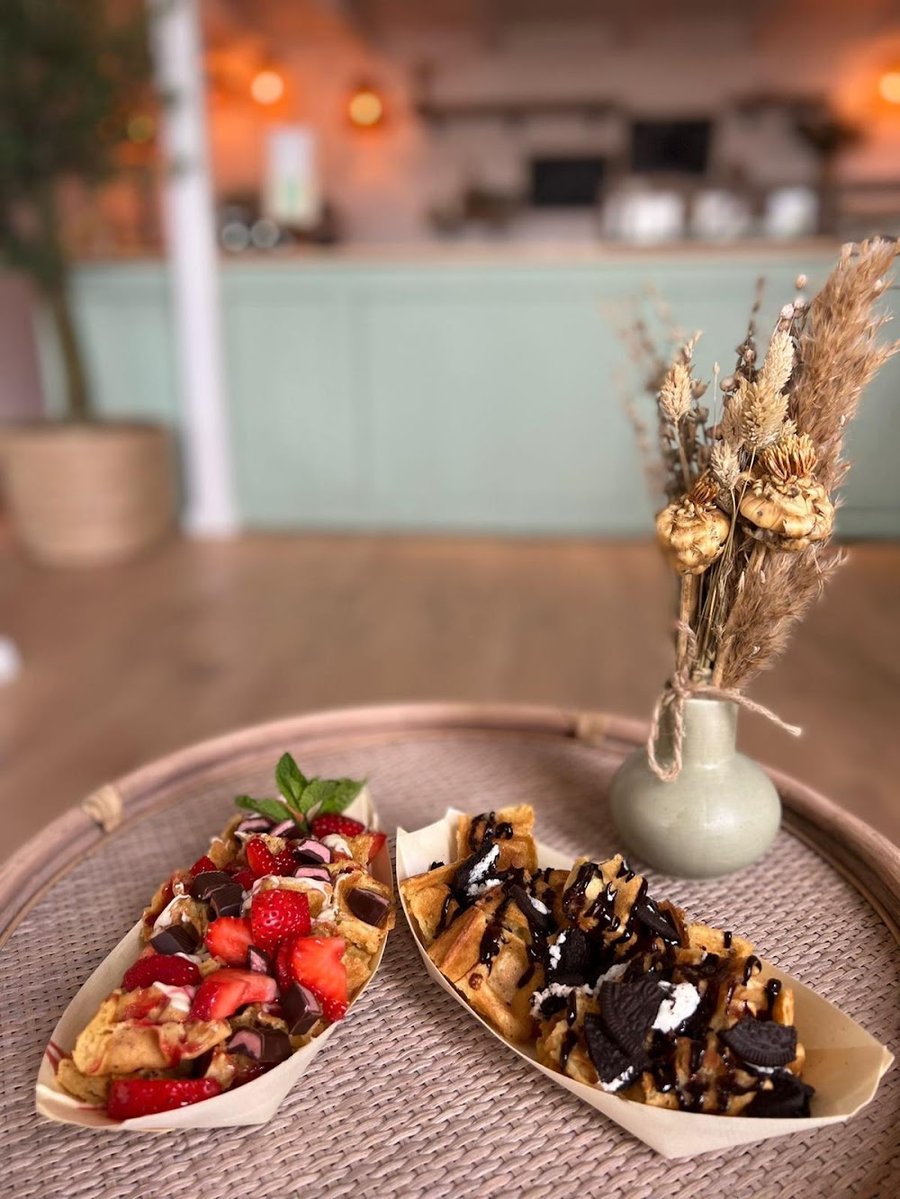 Waffel-Bowls mit frischen Beeren und Schokolade